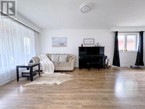 1553 Ogden Avenue, Mississauga, ON - Indoor Photo Showing Living Room