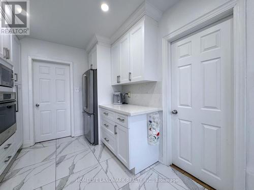 1553 Ogden Avenue, Mississauga, ON - Indoor Photo Showing Kitchen