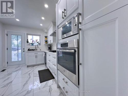 1553 Ogden Avenue, Mississauga, ON - Indoor Photo Showing Kitchen