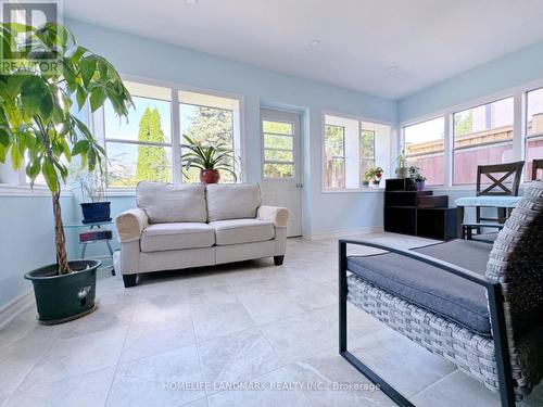 1553 Ogden Avenue, Mississauga, ON - Indoor Photo Showing Living Room