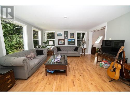 1766 Riondel  N Road, Riondel, BC - Indoor Photo Showing Living Room