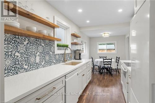 126 Catherine Street, Fort Erie, ON - Indoor Photo Showing Kitchen With Upgraded Kitchen