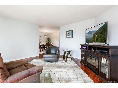 304-1902 Comox Ave, Comox, BC - Indoor Photo Showing Living Room