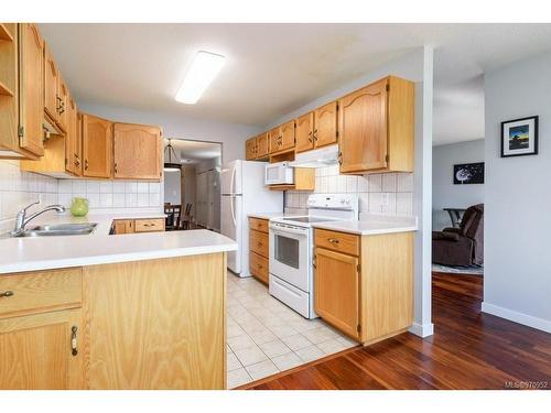 304-1902 Comox Ave, Comox, BC - Indoor Photo Showing Kitchen With Double Sink