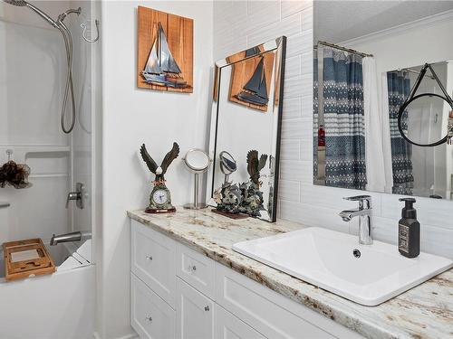 210-2740 Island Hwy South, Campbell River, BC - Indoor Photo Showing Bathroom