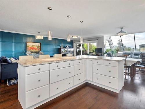 210-2740 Island Hwy South, Campbell River, BC - Indoor Photo Showing Kitchen