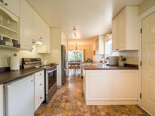 1937 Cardinal Drive, Kamloops, BC - Indoor Photo Showing Kitchen