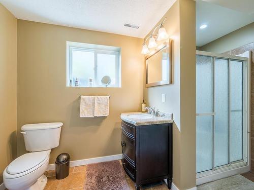 1937 Cardinal Drive, Kamloops, BC - Indoor Photo Showing Bathroom