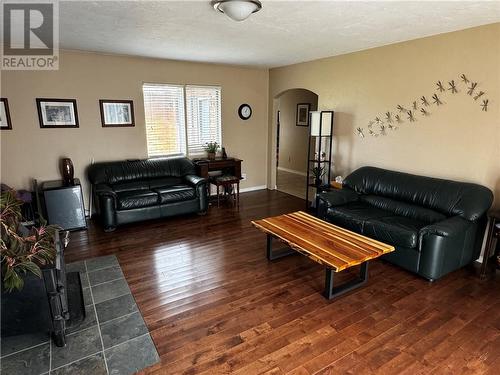 136 Hwy 129 Highway, Chapleau, ON - Indoor Photo Showing Living Room