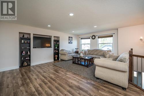 3003 Vista Ridge Drive, Prince George, BC - Indoor Photo Showing Living Room