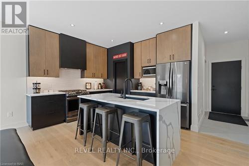 77 Kensington Street, Welland, ON - Indoor Photo Showing Kitchen With Upgraded Kitchen