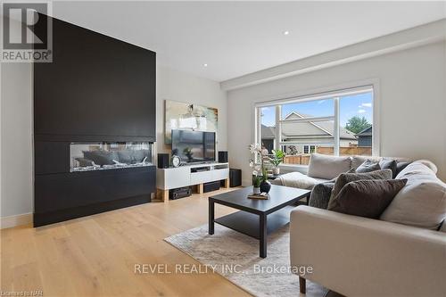 77 Kensington Street, Welland, ON - Indoor Photo Showing Living Room