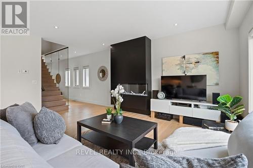 77 Kensington Street, Welland, ON - Indoor Photo Showing Living Room