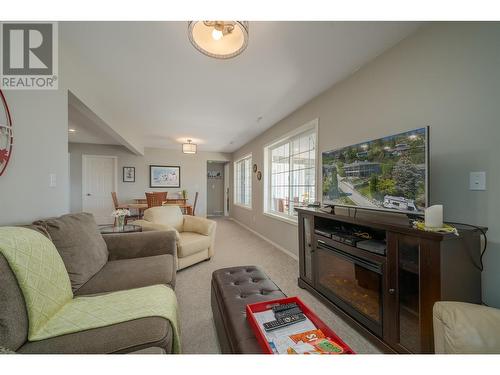 1290 Menu Road, West Kelowna, BC - Indoor Photo Showing Living Room