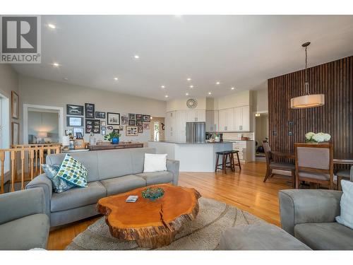 1290 Menu Road, West Kelowna, BC - Indoor Photo Showing Living Room