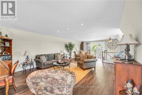 32 Haldimand Trail, Haldimand, ON - Indoor Photo Showing Living Room