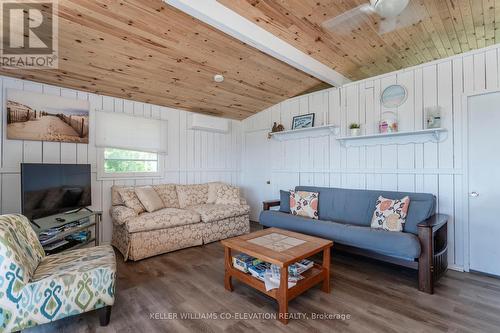 1486 Tiny Beaches Road N, Tiny, ON - Indoor Photo Showing Living Room