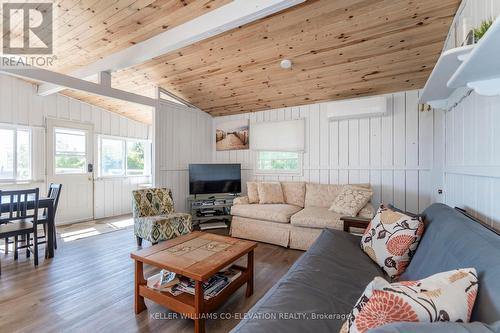 1486 Tiny Beaches Road N, Tiny, ON - Indoor Photo Showing Living Room