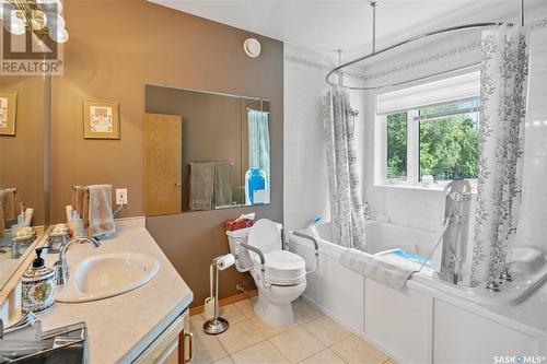 936 Saskatchewan Crescent E, Saskatoon, SK - Indoor Photo Showing Bathroom