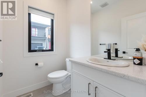 33 - 1820 Canvas Way, London, ON - Indoor Photo Showing Bathroom