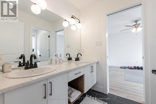 33 - 1820 Canvas Way, London, ON - Indoor Photo Showing Bathroom