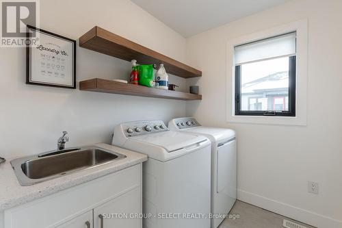 33 - 1820 Canvas Way, London, ON - Indoor Photo Showing Laundry Room