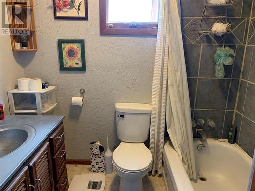 1017 94 Avenue, Dawson Creek, BC - Indoor Photo Showing Bathroom