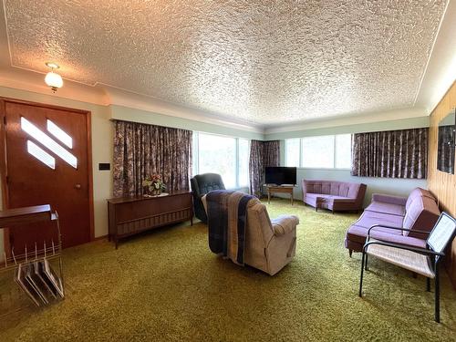 2705 Blewett Road, Nelson, BC - Indoor Photo Showing Living Room