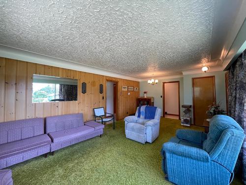 2705 Blewett Road, Nelson, BC - Indoor Photo Showing Living Room