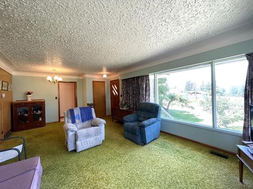 2705 Blewett Road, Nelson, BC - Indoor Photo Showing Living Room