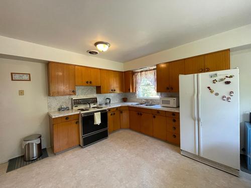 2705 Blewett Road, Nelson, BC - Indoor Photo Showing Kitchen With Double Sink