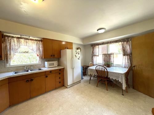 2705 Blewett Road, Nelson, BC - Indoor Photo Showing Kitchen With Double Sink