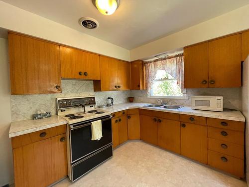 2705 Blewett Road, Nelson, BC - Indoor Photo Showing Kitchen With Double Sink