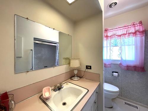 2705 Blewett Road, Nelson, BC - Indoor Photo Showing Bathroom