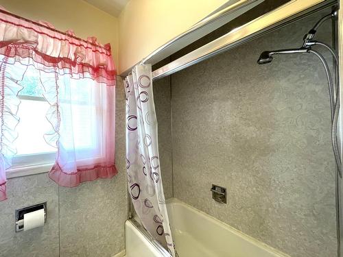 2705 Blewett Road, Nelson, BC - Indoor Photo Showing Bathroom