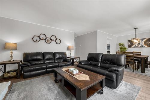 31 Trenholme Crescent, Hamilton, ON - Indoor Photo Showing Living Room