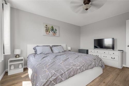 31 Trenholme Crescent, Hamilton, ON - Indoor Photo Showing Bedroom