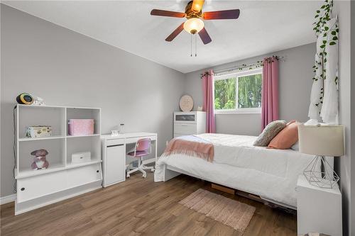 31 Trenholme Crescent, Hamilton, ON - Indoor Photo Showing Bedroom