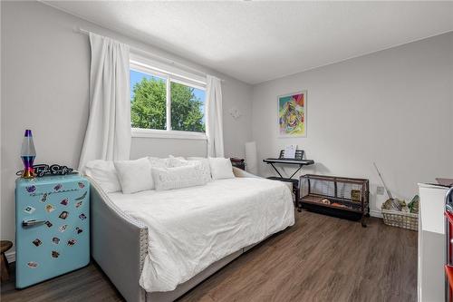 31 Trenholme Crescent, Hamilton, ON - Indoor Photo Showing Bedroom