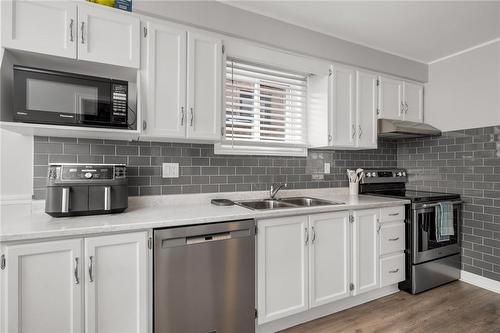 31 Trenholme Crescent, Hamilton, ON - Indoor Photo Showing Kitchen With Double Sink With Upgraded Kitchen