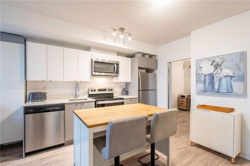 3200 Dakota Common|Unit #B717, Burlington, ON - Indoor Photo Showing Kitchen With Stainless Steel Kitchen