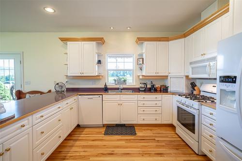 2990 50 Street, Salmon Arm, BC - Indoor Photo Showing Kitchen With Double Sink