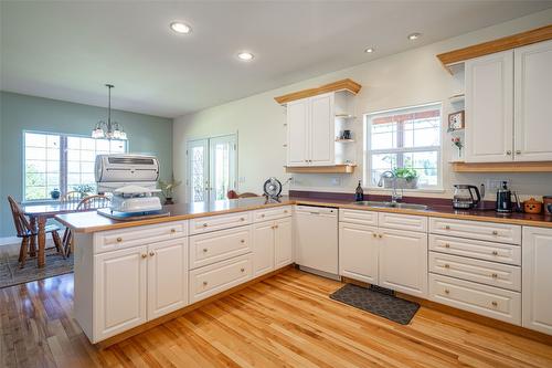 2990 50 Street, Salmon Arm, BC - Indoor Photo Showing Kitchen With Double Sink