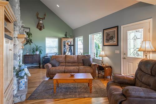 2990 50 Street, Salmon Arm, BC - Indoor Photo Showing Living Room