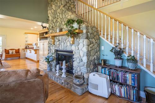 2990 50 Street, Salmon Arm, BC - Indoor With Fireplace