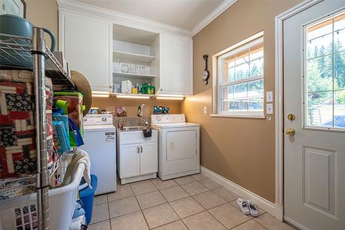 2990 50 Street, Salmon Arm, BC - Indoor Photo Showing Laundry Room