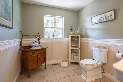 2990 50 Street, Salmon Arm, BC - Indoor Photo Showing Bathroom