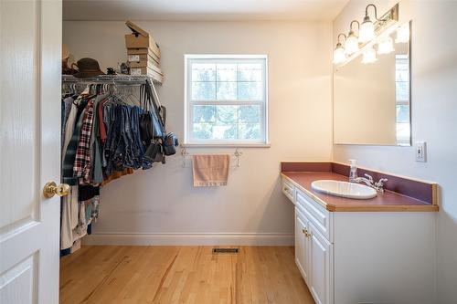 2990 50 Street, Salmon Arm, BC - Indoor Photo Showing Bathroom