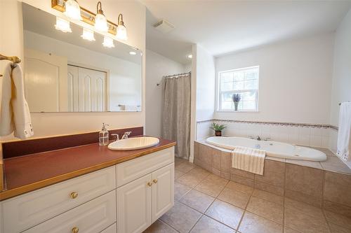 2990 50 Street, Salmon Arm, BC - Indoor Photo Showing Bathroom