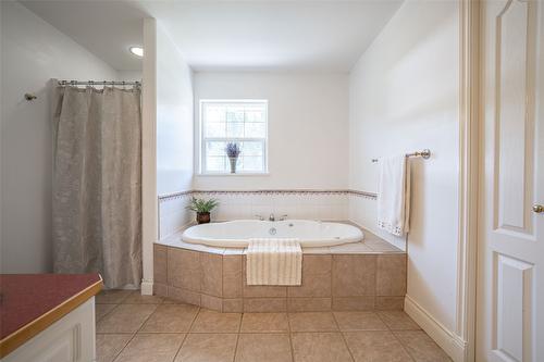 2990 50 Street, Salmon Arm, BC - Indoor Photo Showing Bathroom